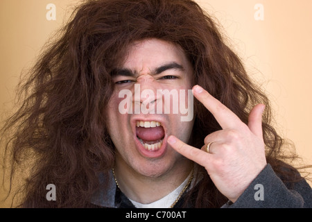 Eine Rocker Dude geht wild und Kopfschlagen beginnt. Stockfoto