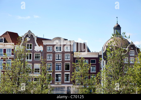 Blick auf die Stadt von Amsterdam, Niederlande, mit alten traditionellen Häusern und Gebäuden Stockfoto