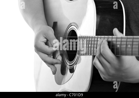 Nahaufnahme von einem mans Hände Geklimper und elektrische Akustikgitarre isoliert auf einem weißen Hintergrund. Stockfoto