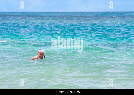 Eine ältere älterer Mann Schnorcheln in tropischen Gewässern in der Karibik aus dem Puerto-Ricanischen Insel Culebra. Stockfoto