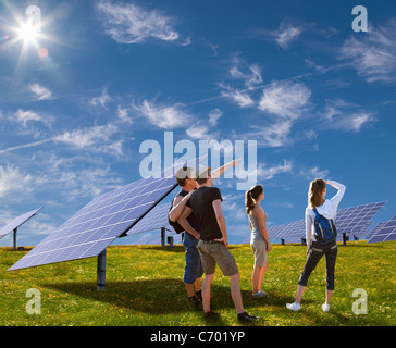 Menschen stehen im Bereich von Sonnenkollektoren Stockfoto