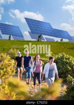 Menschen zu Fuß durch Sonnenkollektoren Stockfoto