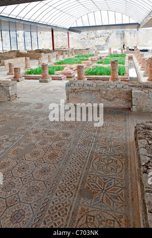 Triclinium Mosaik des Hauses der Brunnen Villa in Conimbriga, am besten erhaltenen Ruinen der römischen Stadt in Portugal. Stockfoto