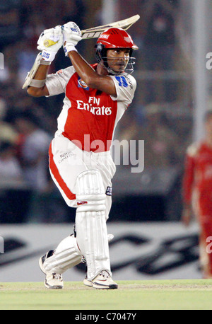 Kings XI Punjab Captain Kumar Sangakkara spielt ein Schuss während der Indian Premier League 3 Twenty20 Match zwischen Royal Stockfoto