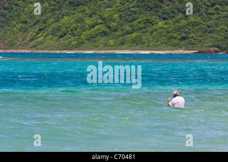 Eine ältere älterer Mann Schnorcheln in tropischen Gewässern in der Karibik aus dem Puerto-Ricanischen Insel Culebra. Stockfoto