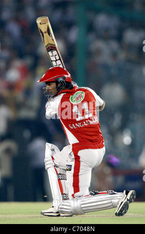 Kings XI Punjab Captain Kumar Sangakkara spielt ein Schuss während der Indian Premier League 3 Twenty20 Match zwischen Royal Stockfoto