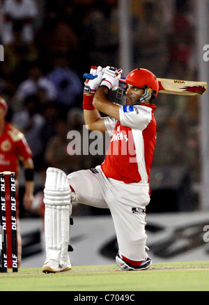 Kings XI Punjab Spieler Yuvraj Singh spielt ein Schuss während der Indian Premier League 3 Twenty20 Match zwischen Royal Challengers Stockfoto