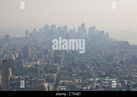 Lower Manhattan an einem heißen dunstigen Tag in New York City Stockfoto