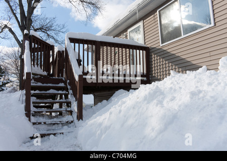 Eine Fülle von Schnee mit riesigen Haufen und Drifts aus einer Reihe von Neu-England Winter Schneestürme in den USA. Stockfoto