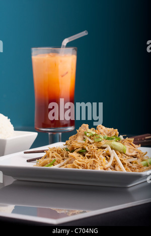 Ein thailändisches Gericht Crisy Nudeln und Sojasprossen in einer großen weißen Schüssel mit Stäbchen. Stockfoto