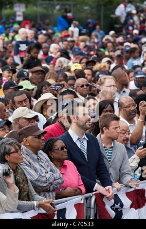 Detroit, Michigan - der Masse auf einer Kundgebung der Labor Day wartet mit eine Rede von Präsident Barack Obama zu hören. Stockfoto