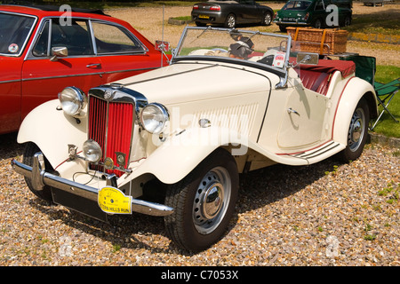 London Colney de Havilland aircraft Heritage Moskito Museum MG Owners Club 2 Tür 1953 1,25 l MG TD Creme sport Cabrio Cabriolet Stockfoto