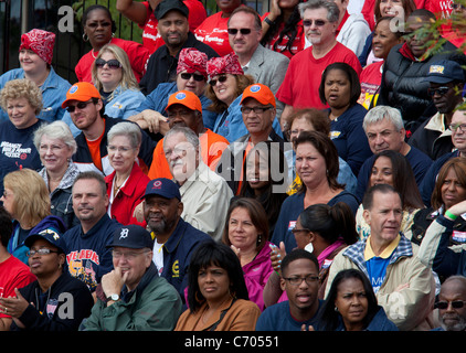 Detroit, Michigan - der Masse auf einer Kundgebung der Labor Day wartet mit eine Rede von Präsident Barack Obama zu hören. Stockfoto