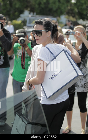 Katy Perry und Freunde Fred Segal nach dem Mittagessen verlassen. Los Angeles, USA - 03.04.10 Stockfoto