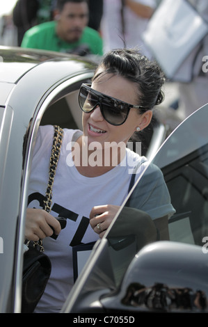 Katy Perry und Freunde Fred Segal nach dem Mittagessen verlassen. Los Angeles, USA - 03.04.10 Stockfoto