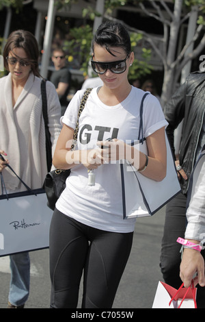 Katy Perry und Freunde Fred Segal nach dem Mittagessen verlassen. Los Angeles, USA - 03.04.10 Stockfoto