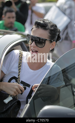 Katy Perry und Freunde Fred Segal nach dem Mittagessen verlassen. Los Angeles, USA - 03.04.10 Stockfoto