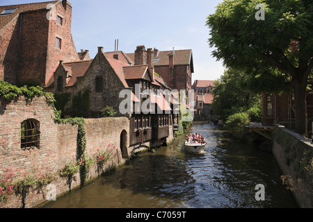 Arantspark, Brügge, Flandern, Belgien, Osteuropa. 16. Jahrhundert Kanal Bonifacius neben Den Dijver mit Touristen Boot Stockfoto