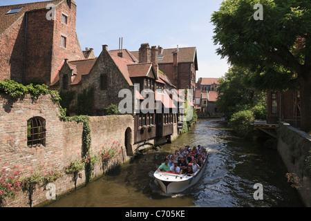 Arantspark, Brügge, Flandern, Belgien, Osteuropa. 16. Jahrhundert Kanal Bonifacius neben Den Dijver mit Touristen Boot Stockfoto