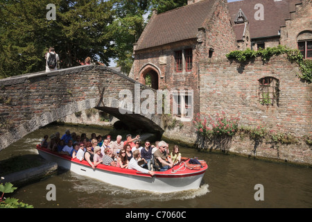 Arantspark, Brügge, Flandern, Belgien, Osteuropa. Touristen-Boot unter St. Bonifacius Brücke über den Kanal Den Dijver Stockfoto