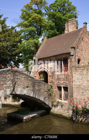 Arantspark, Brügge, Flandern, Belgien, Osteuropa. St. Bonifacius Brücke über der Höhle Dijver Kanal (Bonifaciusbrug). Stockfoto