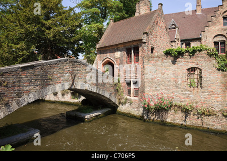 Arantspark, Brügge, Flandern, Belgien, Osteuropa. St. Bonifacius Brücke über der Höhle Dijver Kanal (Bonifaciusbrug). Stockfoto