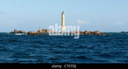 Weiten Blick auf Leuchtturm und Les Héaux de Bréhat Felsen in der Bretagne, Frankreich, von einer vorbeifahrenden Yacht gesehen. Stockfoto