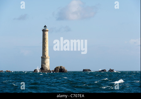 Leuchtturm auf Les Héaux de Bréhat Felsen in der Bretagne, Frankreich, von einer vorbeifahrenden Yacht gesehen. Stockfoto