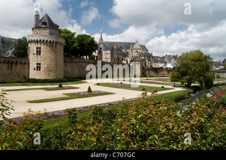 Stadtmauer, Stadtpark Gärten, Connetable Turm und Kathedrale von Vannes, Morbihan, Bretagne, Frankreich Stockfoto