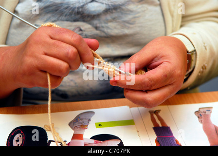 Frau, die Teilnahme an einer stricken-Klasse für Menschen mit körperlichen und Lernschwierigkeiten, Grimsby, Lincolnshire, UK. Stockfoto