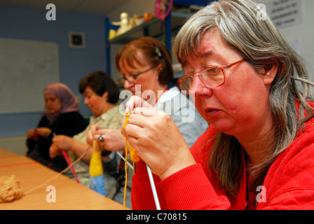 Frauen beteiligen sich der Extraklasse stricken für Personen mit körperlichen und Lernschwierigkeiten, Grimsby, Lincolnshire, UK. Stockfoto