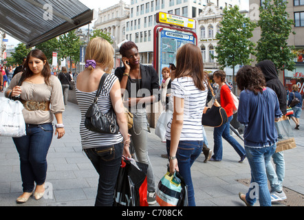 Gruppe Bande Menge junger Menschen sprechen Mädchen Frauen einkaufen schwarz weißen afroamerikanische kaukasischen Mischlinge Teen teens Stockfoto