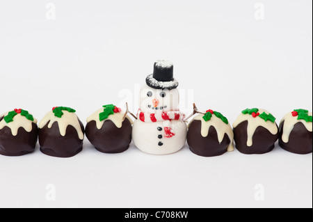 Hausgemachte Christmas Pudding Schokolade und Fondant Vereisung Schneemann Stockfoto