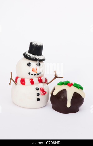 Hausgemachte Christmas Pudding Schokolade und Fondant Vereisung Schneemann Stockfoto