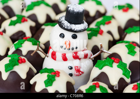 Hausgemachte Christmas Pudding Schokolade und Fondant Vereisung Schneemann Stockfoto