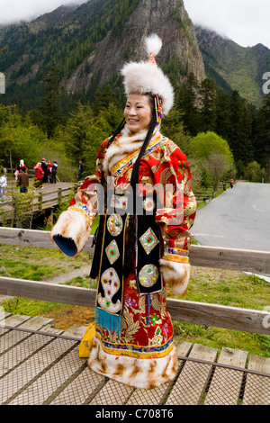 Chinesische Mittelklasse-Touristen / Touristen in tibetischer Nationaltracht in Jiuzhaigou National Scenic Area / Park, Provinz Sichuan, China. Stockfoto