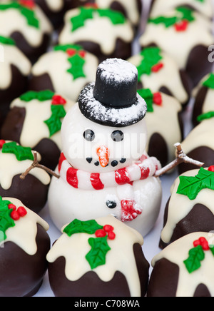 Hausgemachte Christmas Pudding Schokolade und Fondant Vereisung Schneemann Stockfoto