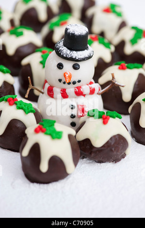 Hausgemachte Christmas Pudding Schokolade und Fondant Vereisung Schneemann Stockfoto