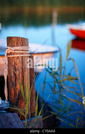 Seil auf hölzernen Pfosten am dock Stockfoto