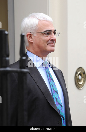 Der Schatzkanzler Alistair Darling Blätter 11 Downing Street vor Vorlage des Haushaltsplans im House Of Commons Stockfoto