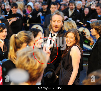 Emma Thompson gibt Rhys Ifans die 2 Fingern. "Nanny McPhee und der Big Bang" Film Weltpremiere statt im Odeon West End. Stockfoto