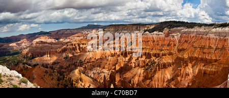 Panorama des roten Felsformationen in Cedar Breaks National Monument in Utah, um mehr als 10.000 Fuß Höhe. Stockfoto