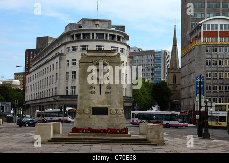 Das Cenotaph-Kriegsdenkmal im Zentrum von Bristol, Turm der Kirche von Johannes dem Täufer im Hintergrund, England, Großbritannien Stockfoto