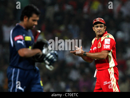 Royal Challengers Bangalore Kapitän Anil Kumble und Rohit Sharma zurück zum Pavillon während der Indian Premier League- Stockfoto