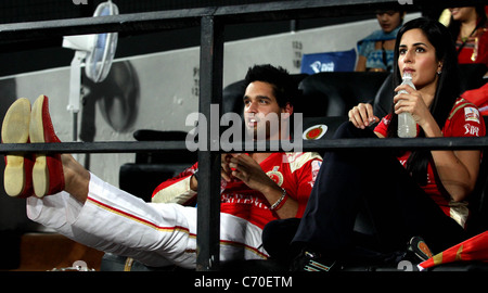 Royal Challengers Bangalore Besitzer Siddharth Maliya und Bollywood-Schauspielerin Katrina Kaif während der Indian Premier League - 46. Stockfoto