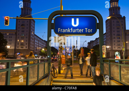 Eingang zum U-Bahnhof Frankfurter Tor, Berlin, Deutschland Stockfoto