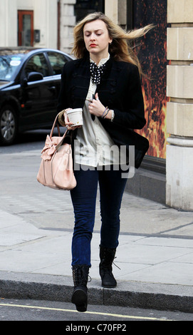 Fearne Cotton mit einem Topf perfekte Porridge, als sie in den BBC Radio 1 Studios ankommt. London, England - 17.03.10 Stockfoto