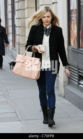 Fearne Cotton mit einem Topf perfekte Porridge, als sie in den BBC Radio 1 Studios ankommt. London, England - 17.03.10 Stockfoto