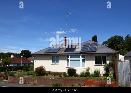 Bungalow aus den 1930er Jahren mit Sonnenkollektoren auf dem Dach, Southborough, Tunbridge Wells, Kent, England Stockfoto