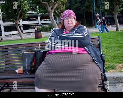 Übergewichtige Dame auf Parkbank, San Francisco, Kalifornien Stockfoto